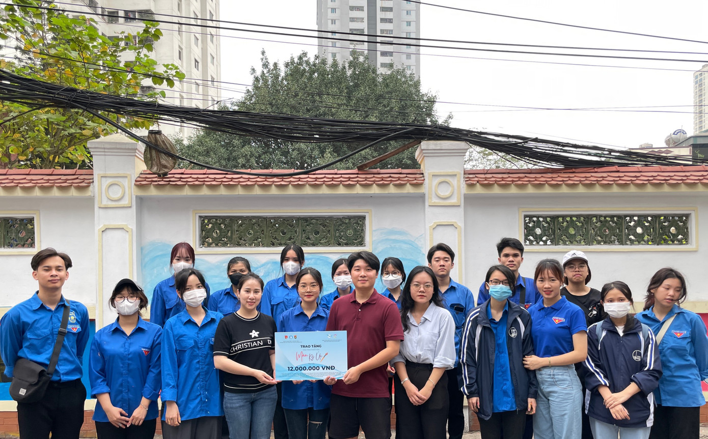 Đại diện Đoàn thanh niên - Hội Sinh viên trường đến thăm, nghiệm thu công trình và trao quyền quản lý công trình thanh niên cho Đoàn phường Quang Trung.