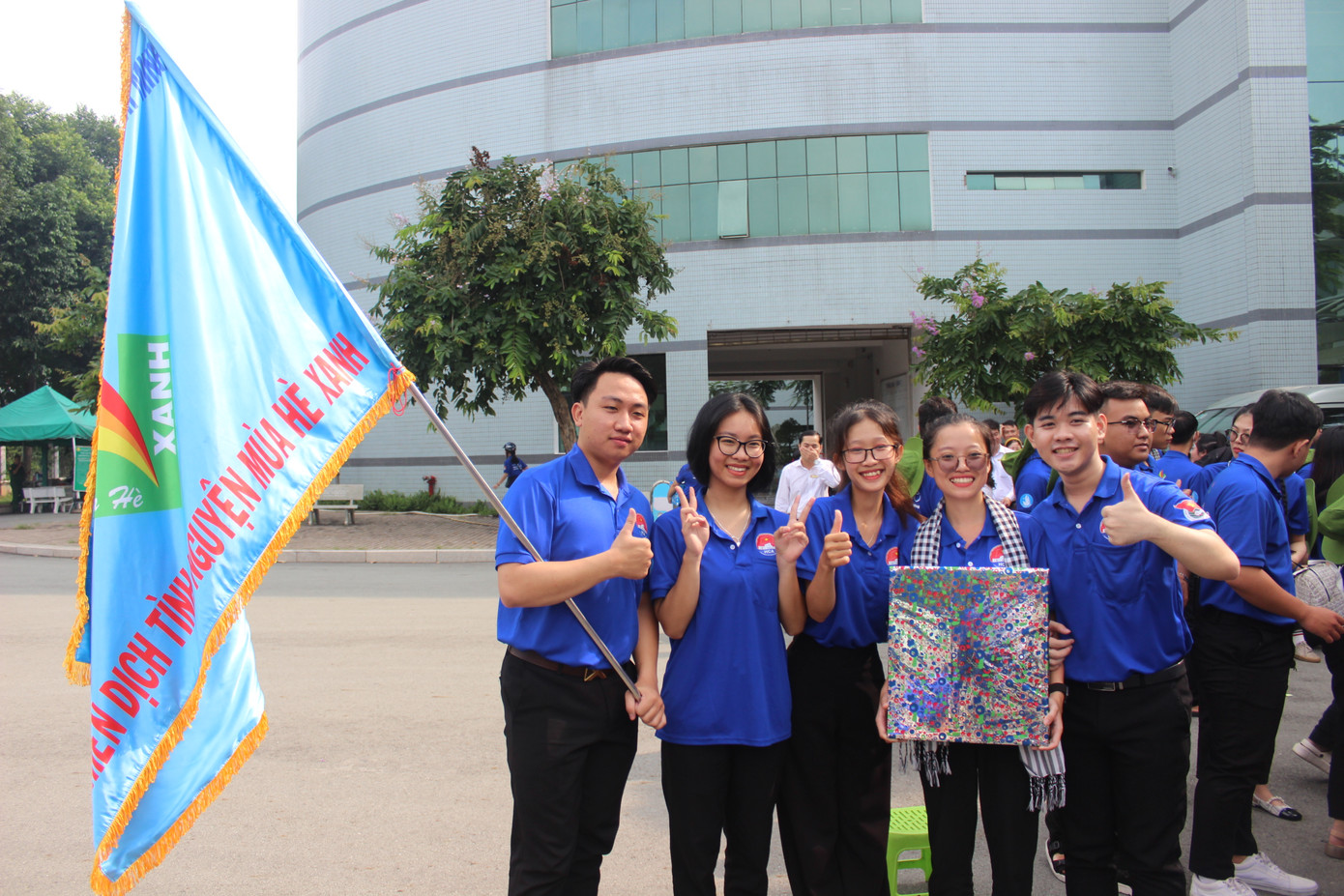 Các chiến sĩ tình nguyện "Mùa Hè Xanh" Học viện Cán bộ TP. HCM thể hiện sự quyết tâm trước khi lên đường thực hiện nhiện vụ. Các chiến sĩ tình nguyện "Mùa Hè Xanh" Học viện Cán bộ TP. HCM thể hiện sự quyết tâm trước khi lên đường thực hiện nhiện vụ.