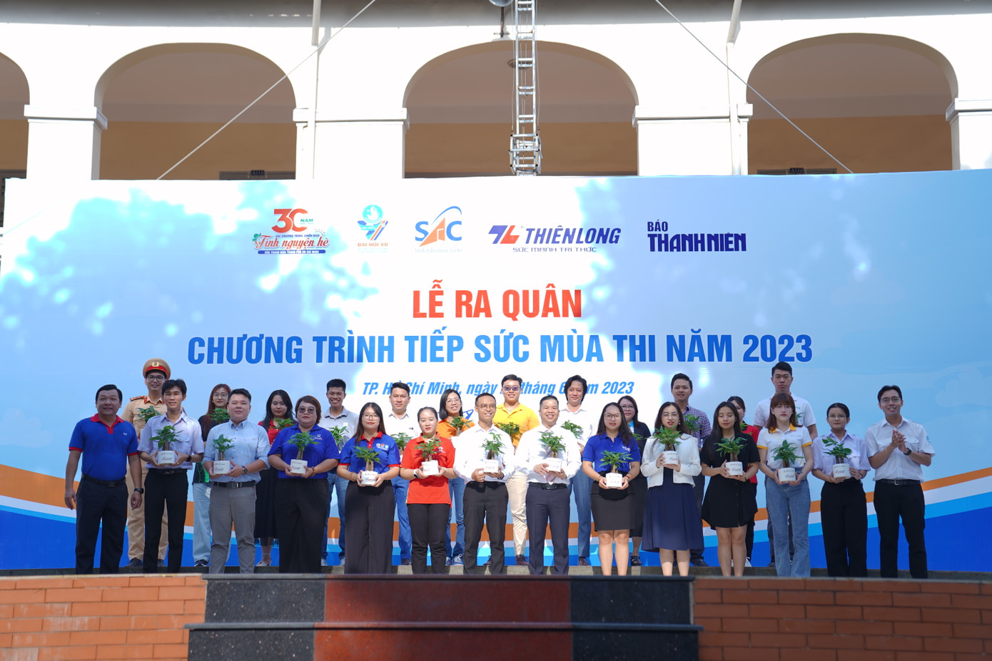 Ban Tổ chức tặng các chậu cây xanh cho các đơn vị cùng đồng hành với chương trình "Tiếp sức mùa thi" năm 2023, tại TP. HCM. (Ảnh: Quỳnh Như) Ban Tổ chức tặng các chậu cây xanh cho các đơn vị cùng đồng hành với chương trình "Tiếp sức mùa thi" năm 2023, tại TP. HCM. (Ảnh: Quỳnh Như)