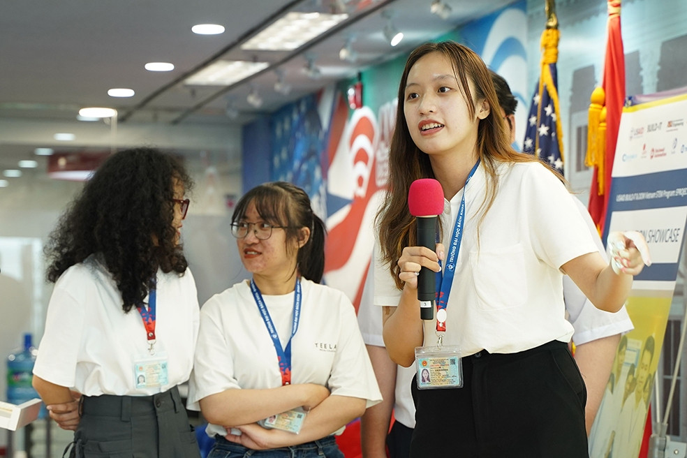 Nhóm dự án trường ĐH Bách khoa (ĐHQG TP. HCM) trình bày dự án trước Ban Giám khảo. Nhóm dự án trường ĐH Bách khoa (ĐHQG TP. HCM) trình bày dự án trước Ban Giám khảo.