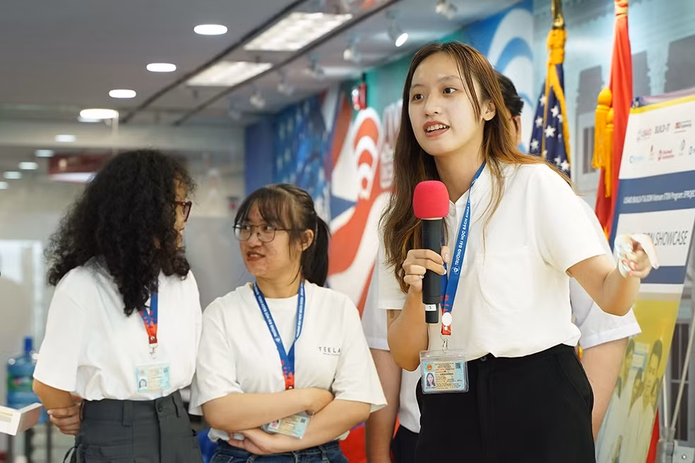Nhóm dự án trường ĐH Bách khoa (ĐHQG TP. HCM) trình bày dự án trước Ban Giám khảo.