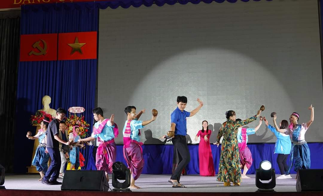 Các khách mời tham gia múa gáo dừa. Các khách mời tham gia múa gáo dừa.