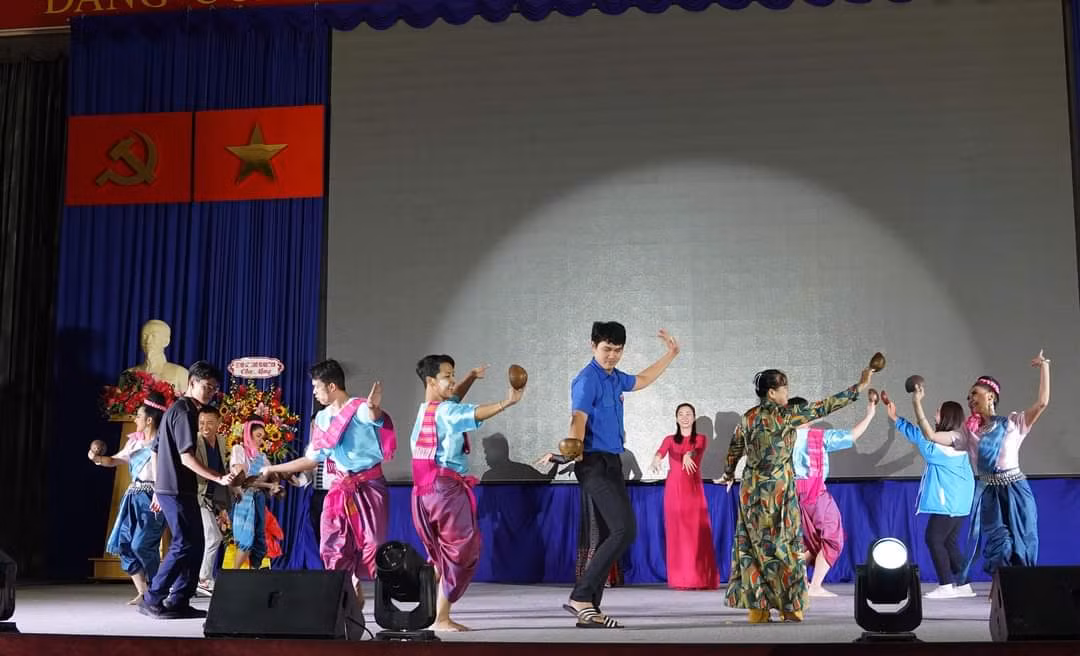 Các khách mời tham gia múa gáo dừa.