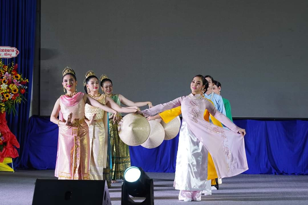 Tiết mục Tình hữu nghị Việt Nam - Thái Lan do sinh viên Việt Nam theo học chương trình Thái Lan học (khoa Đông Phương học, trường ĐH KHXH&NV, ĐHQG TP. HCM) biểu diễn. Tiết mục Tình hữu nghị Việt Nam - Thái Lan do sinh viên Việt Nam theo học chương trình Thái Lan học (khoa Đông Phương học, trường ĐH KHXH&NV, ĐHQG TP. HCM) biểu diễn.