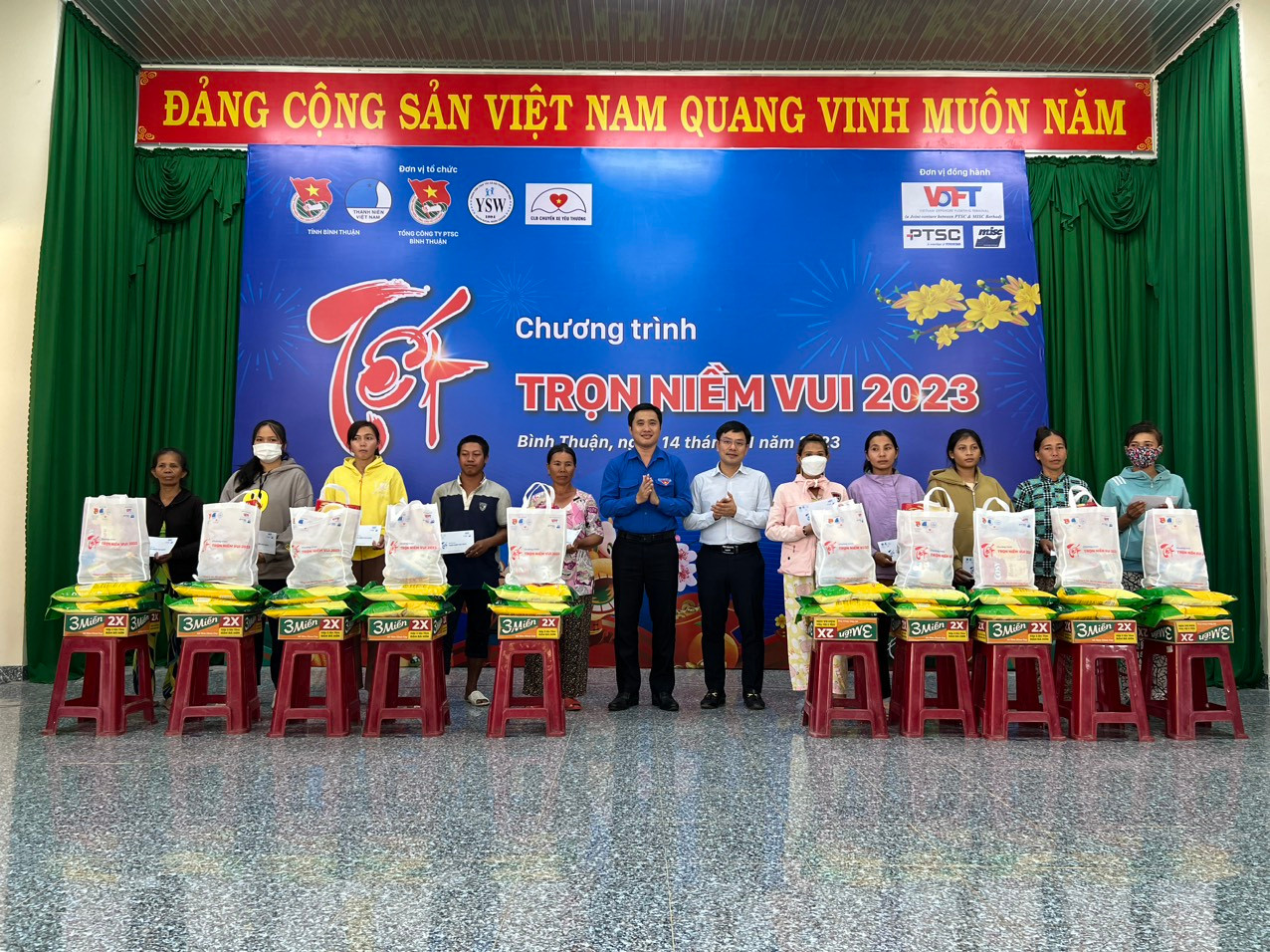 Bà con dân tộc khó khăn tại Bình Thuận nhận quà Tết từ chương trình.