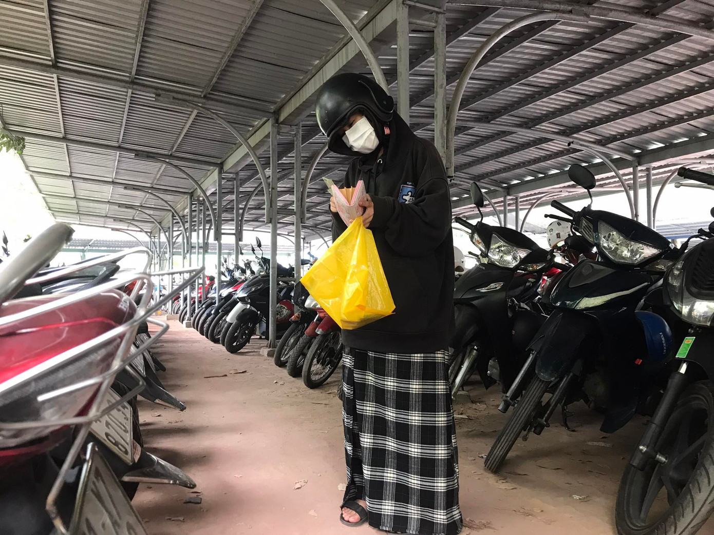 Khi đi ra đường, các bạn nữ luôn trùm kín để tránh việc tia cực tím gây hại cho da.