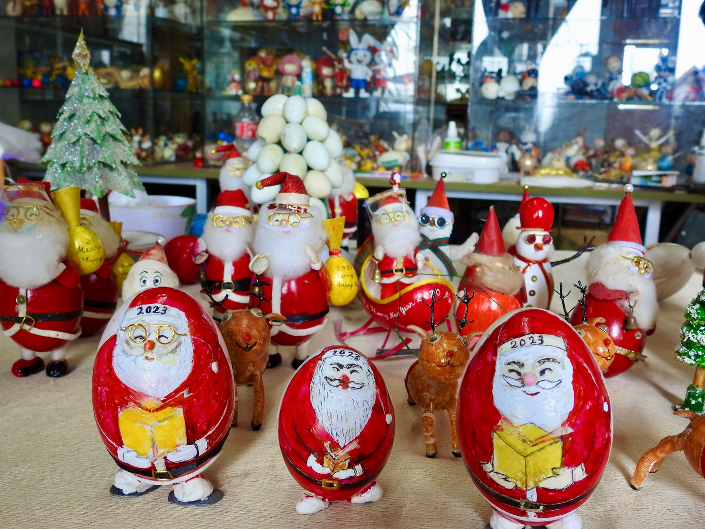 Ông già Noel năm 2023 được ông Tâm tối giản theo phong cách vẽ trực tiếp lên vỏ trứng.