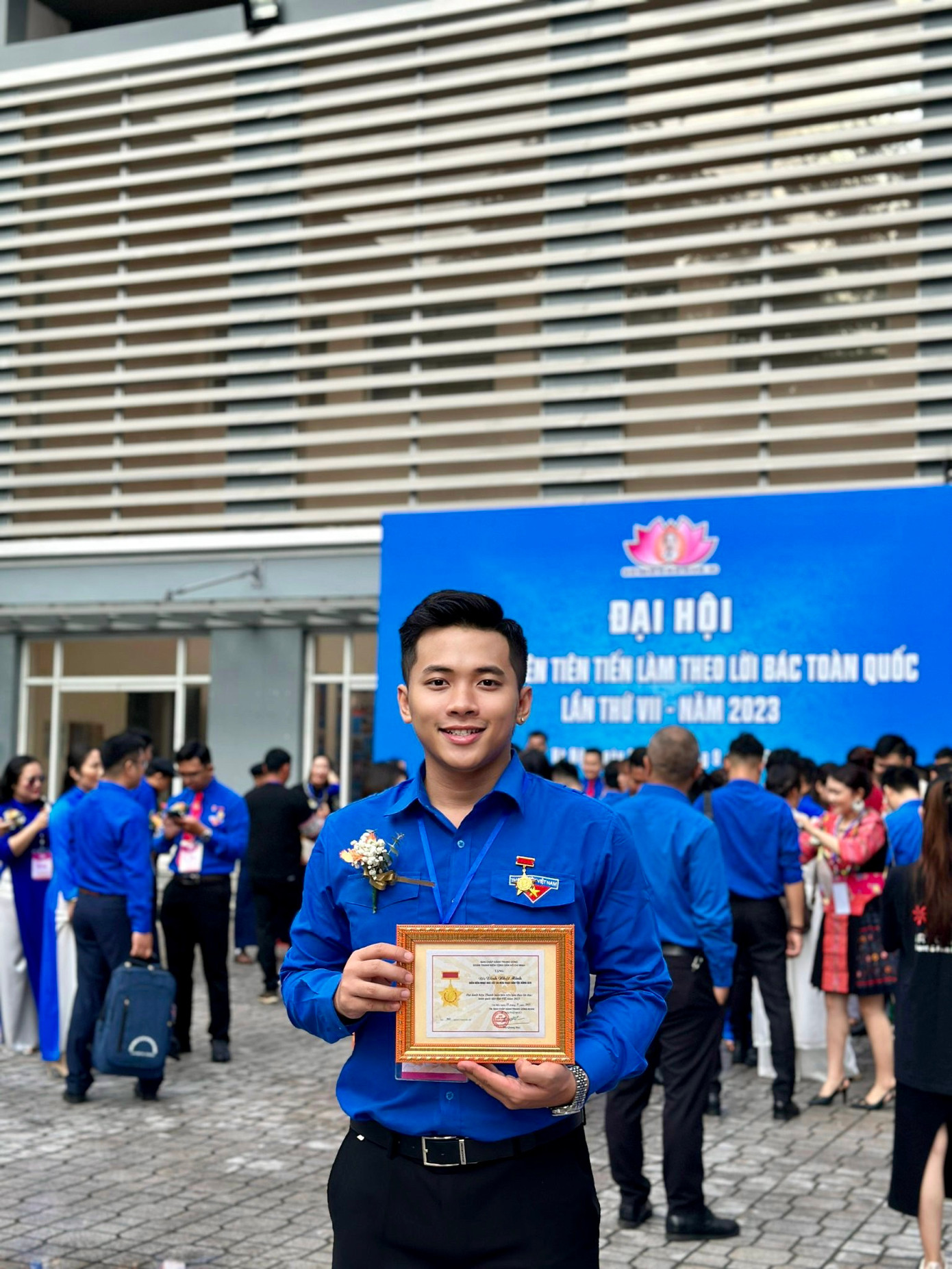 Đinh Nhật Minh tự hào với danh hiệu "Thanh niên tiên tiến làm theo lời Bác toàn quốc năm 2023". (Ảnh: NVCC) Đinh Nhật Minh tự hào với danh hiệu "Thanh niên tiên tiến làm theo lời Bác toàn quốc năm 2023". (Ảnh: NVCC)