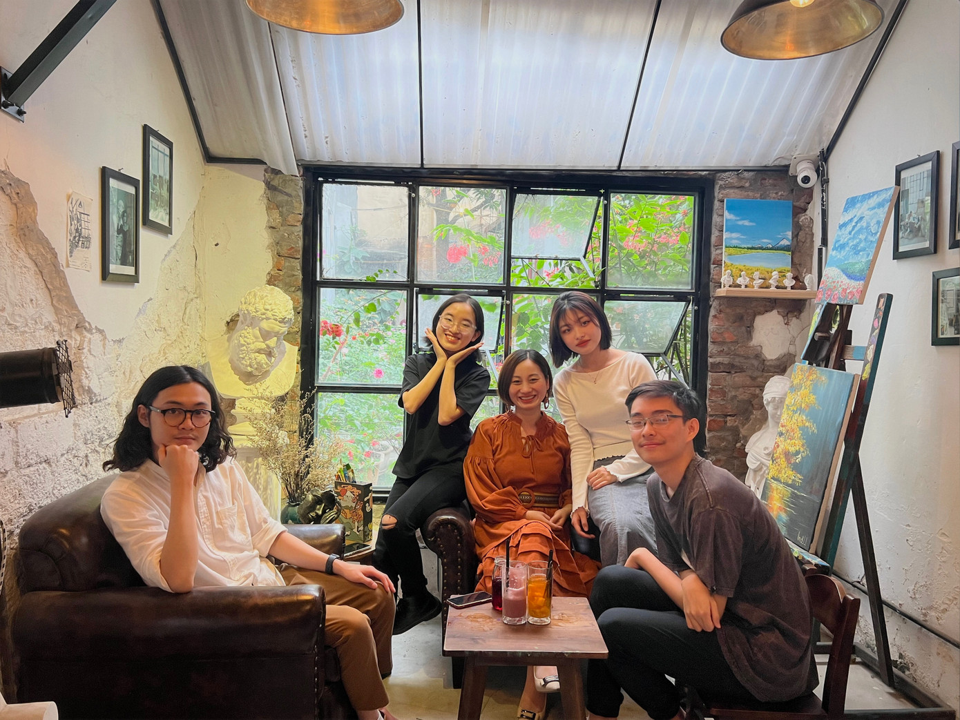 Châu (thứ hai, từ trái qua) và Nhi (thứ hai, từ phải qua)... chụp cùng hai khách mời. Châu (thứ hai, từ trái qua) và Nhi (thứ hai, từ phải qua)... chụp cùng hai khách mời.