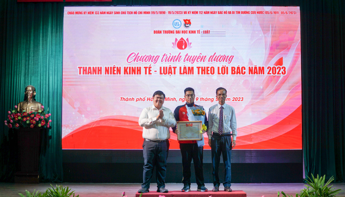 Nguyễn Tiến Đạt (giữa, năm thứ hai, khoa Toán Kinh tế, trường ĐH Kinh tế - Luật) đã giành được Huy chương Vàng môn lặn tại SEA Games 31 và 32. (Ảnh: Đoàn trường)