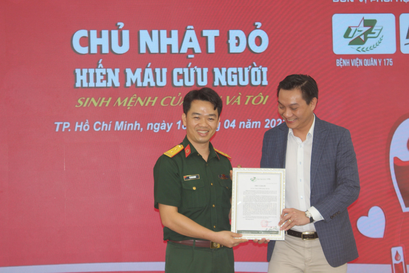 Đại diện Bệnh viện Quân y 175 trao thư cảm ơn đến đại điện Công ty Amway Việt Nam vì tham gia hoạt động hiến máu tại ngày hội.