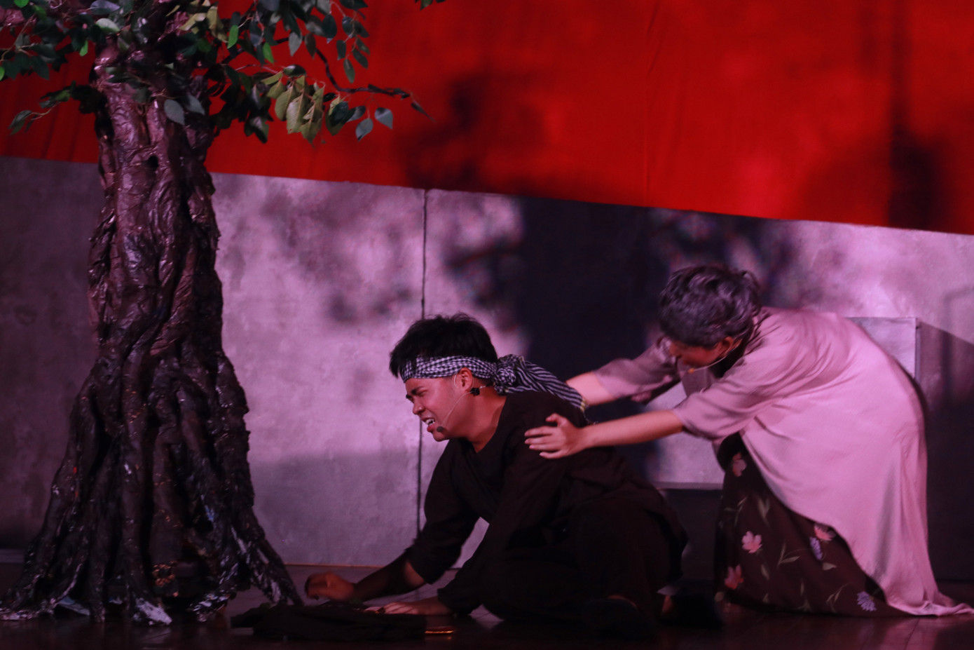 Một cảnh trong vở diễn Trái tim hóa thạch do các bạn sinh viên Báo chí thực hiện.