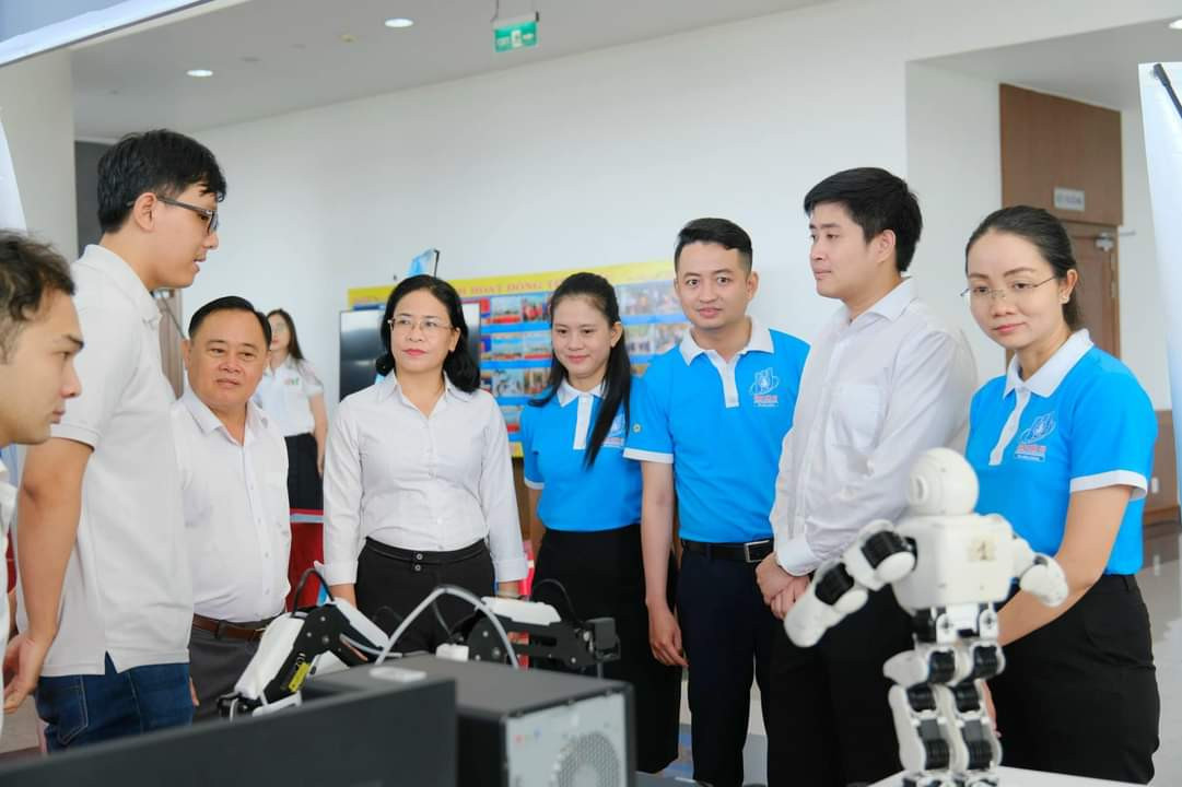 Các đại biểu tham quan các gian hàng triển lãm tại Đại hội.