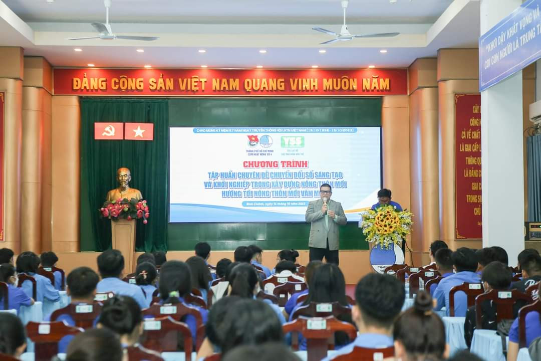 Diễn giả chia sẻ các nội dung, chuyên đề xoay quanh việc chuyển đổi số tại Ngày hội. Diễn giả chia sẻ các nội dung, chuyên đề xoay quanh việc chuyển đổi số tại Ngày hội.