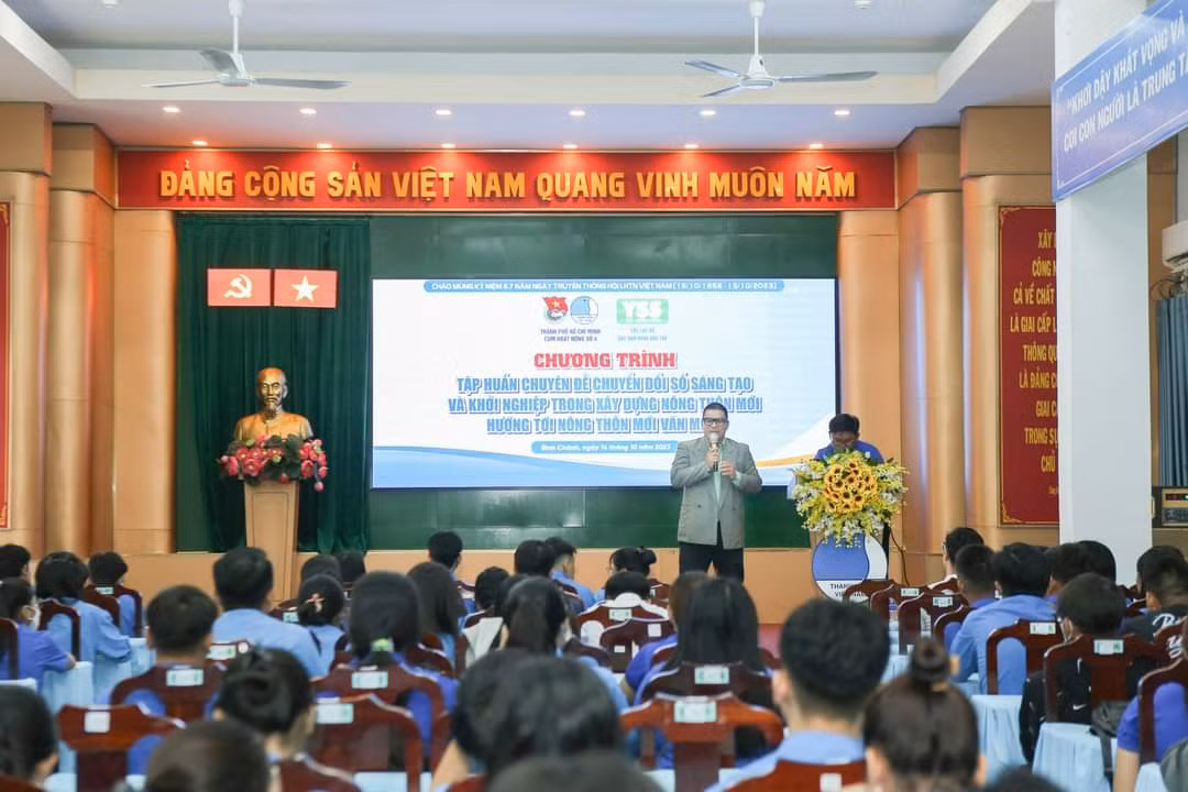 Diễn giả chia sẻ các nội dung, chuyên đề xoay quanh việc chuyển đổi số tại Ngày hội. Diễn giả chia sẻ các nội dung, chuyên đề xoay quanh việc chuyển đổi số tại Ngày hội.