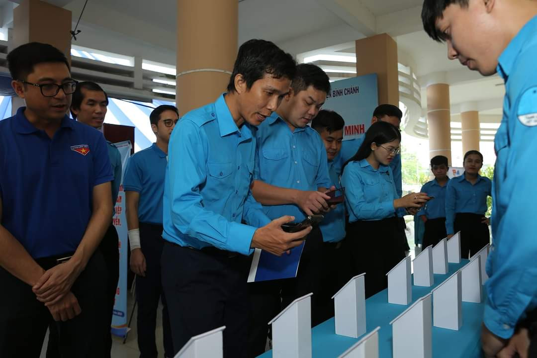 Đoàn viên, thanh niên trải nghiệm các mô hình chuyển đổi số trong Ngày hội. Đoàn viên, thanh niên trải nghiệm các mô hình chuyển đổi số trong Ngày hội.