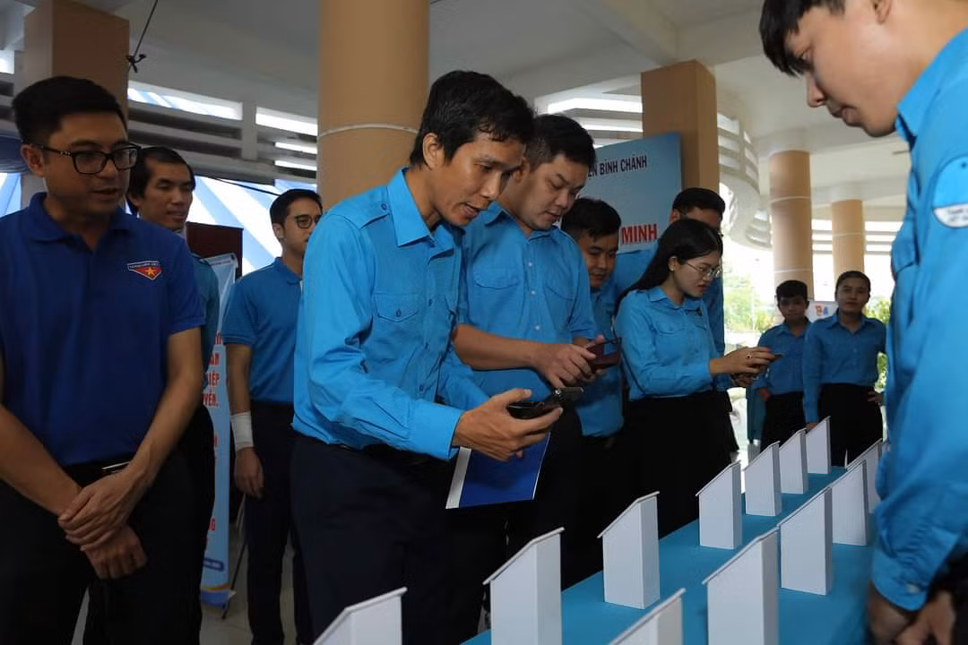 Đoàn viên, thanh niên trải nghiệm các mô hình chuyển đổi số trong Ngày hội. Đoàn viên, thanh niên trải nghiệm các mô hình chuyển đổi số trong Ngày hội.