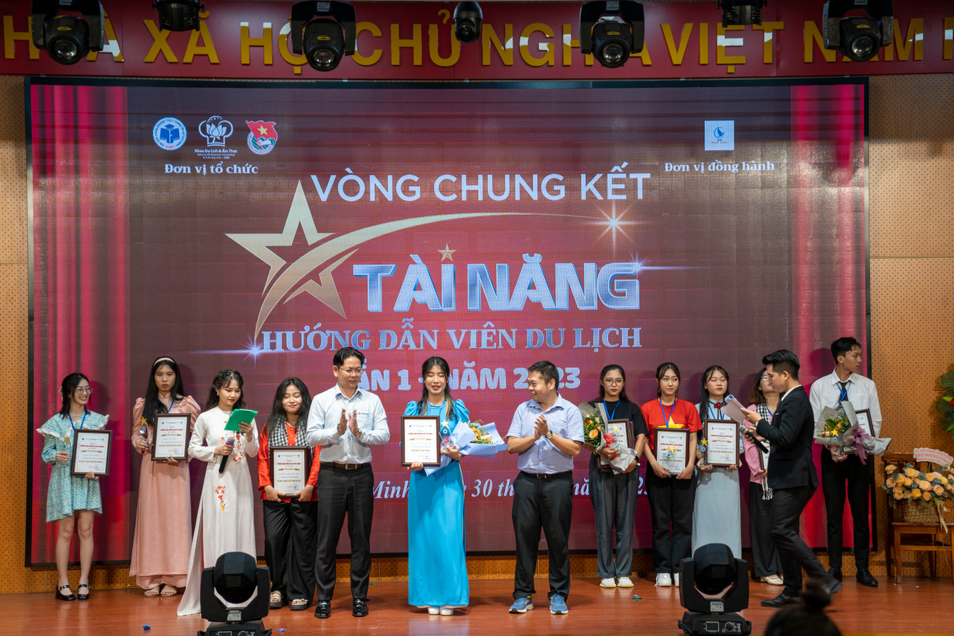 Ban Tổ chức trao giải thưởng cho các thí sinh. Ban Tổ chức trao giải thưởng cho các thí sinh.