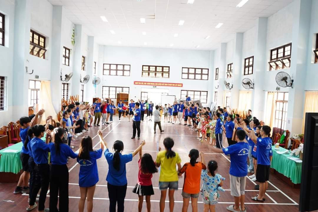 Thanh niên kiều bào tổ chức các hoạt động vui chơi Hè cho thiếu nhi. (Ảnh: TLTĐ)