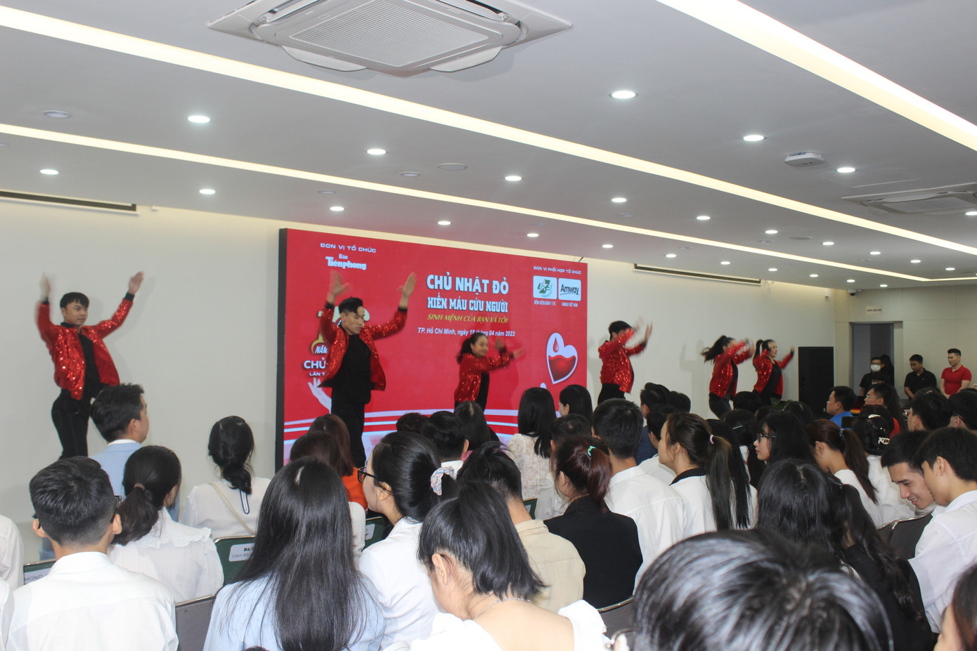 Nhà báo Lý Thành Tâm khẳng định, trong 70 năm qua, ngoài hoạt động chuyên môn, báo Tiền Phong còn thực hiện rộng khắp các chương trình công tác xã hội - từ thiệnc trong đó phải kể đến chương trình hiến máu &apos;Chủ nhật Đỏ&apos;. &quot;Với nguồn nội lực của báo cùng sự đóng góp rất lớn và nhiệt tình từ các tổ chức, cá nhân. Trong đó, Công ty Amway Việt Nam là một đối tác quan trọng của báo trong nhiều năm qua&quot;, Nhà báo Lý Thành Tâm chia sẻ.