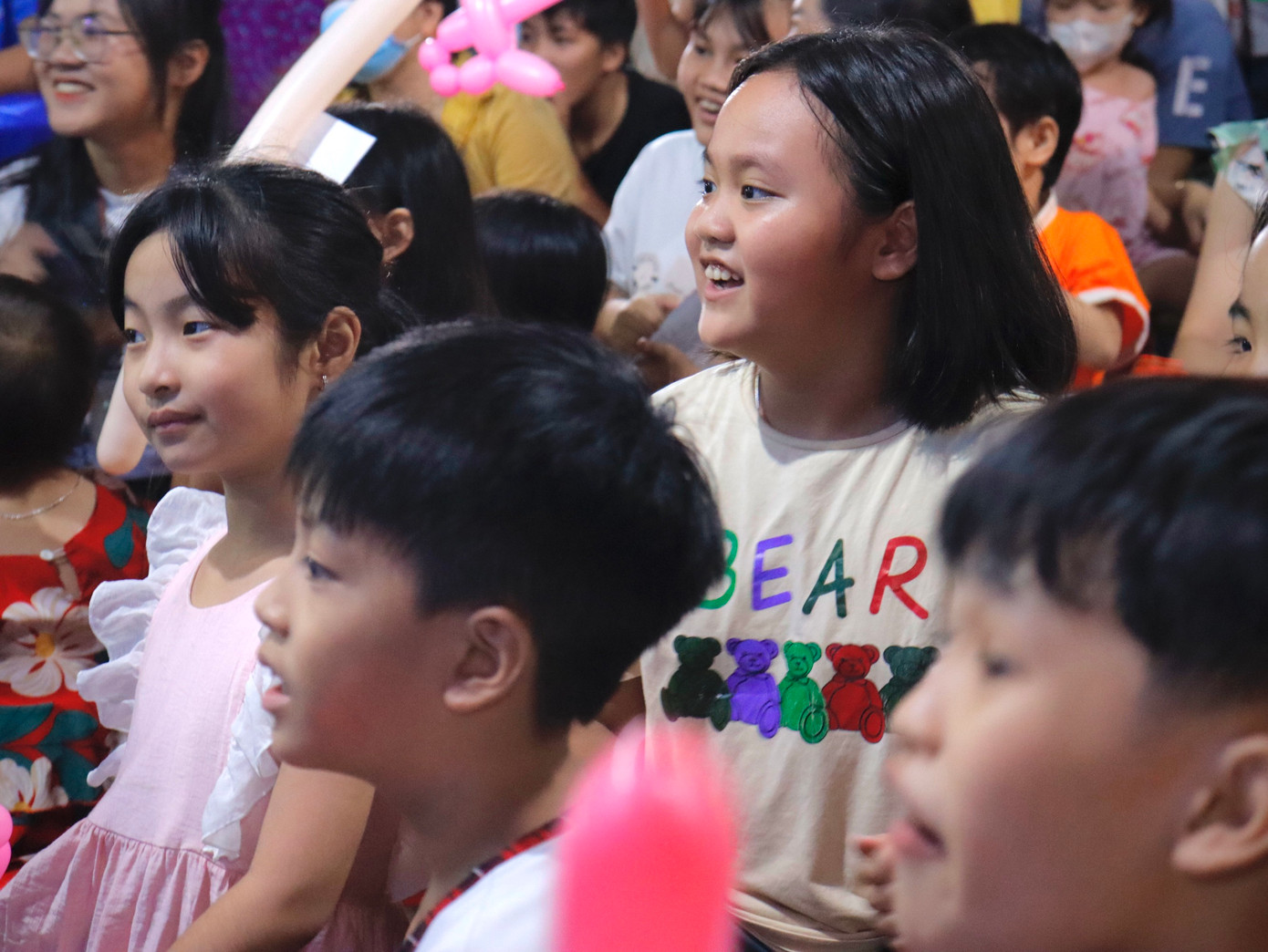 Nụ cười và niềm hạnh phúc được thể hiện rõ trên gương mặt các em nhỏ. Nụ cười và niềm hạnh phúc được thể hiện rõ trên gương mặt các em nhỏ.