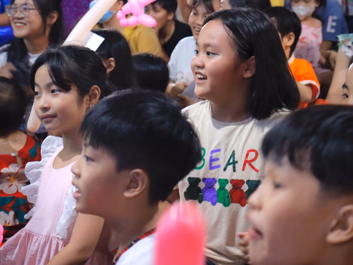 Nụ cười và niềm hạnh phúc được thể hiện rõ trên gương mặt các em nhỏ.