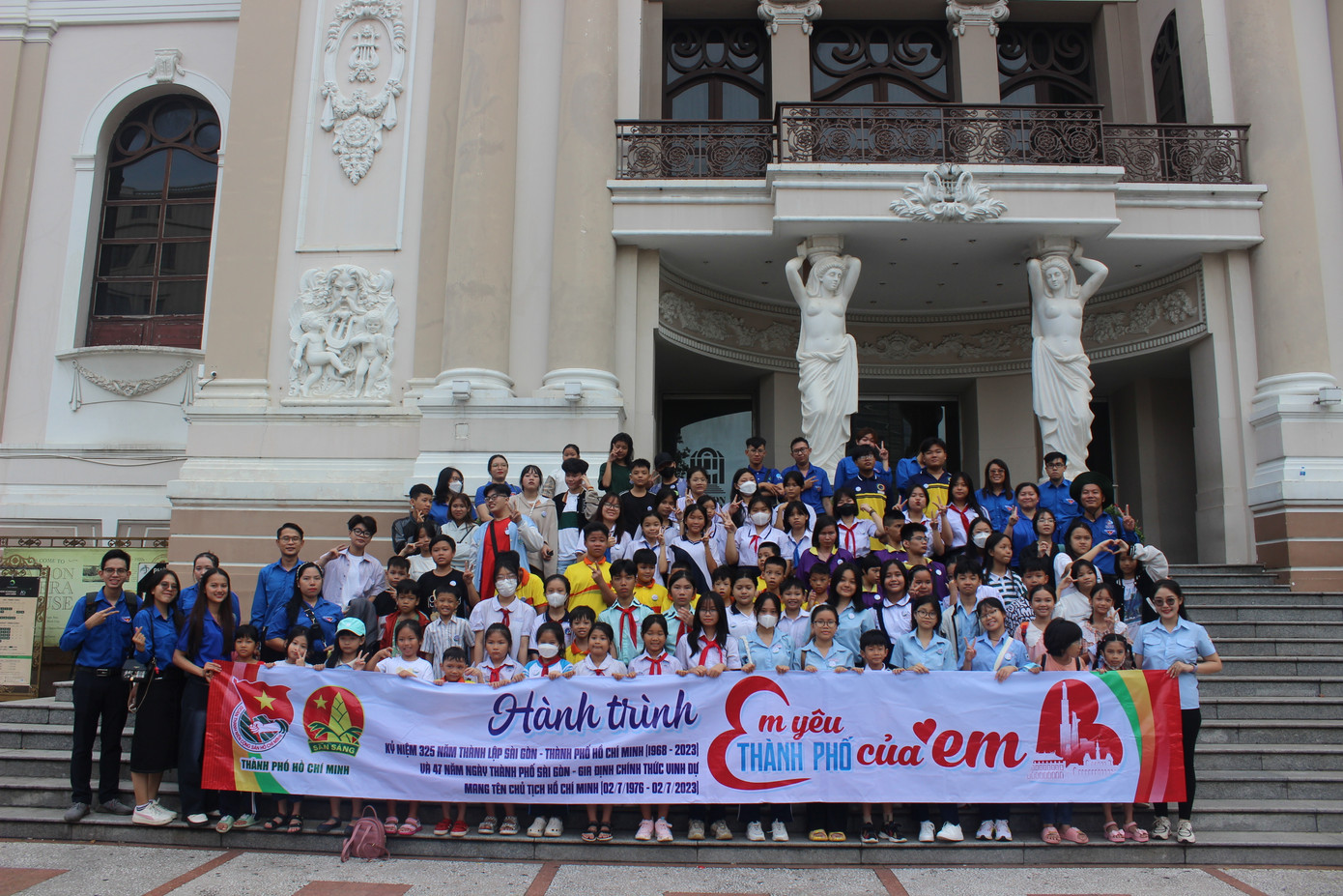 Đoàn hành trình chụp ảnh lưu niệm trước Nhà hát TPHCM