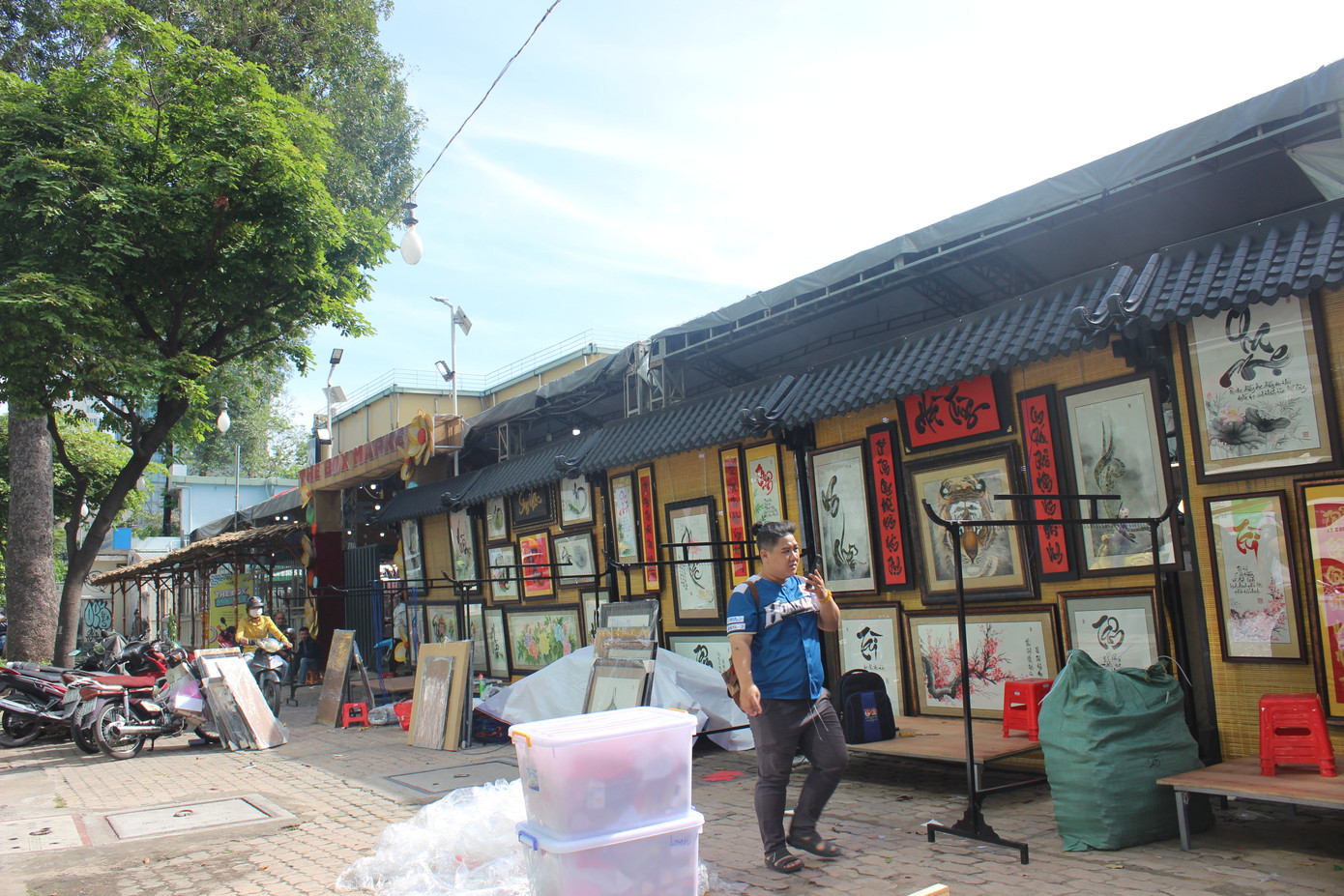 "Phố Ông đồ" tại Nhà văn hóa Thanh niên cũng tạo nên điểm nhấn cho không gian Tết Việt nơi đây. "Phố Ông đồ" tại Nhà văn hóa Thanh niên cũng tạo nên điểm nhấn cho không gian Tết Việt nơi đây.