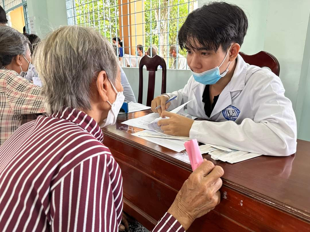 Sinh viên tình nguyện trường ĐH Y Dược TP. HCM khám bệnh cho người dân tại Gò Công Tây. Sinh viên tình nguyện trường ĐH Y Dược TP. HCM khám bệnh cho người dân tại Gò Công Tây.
