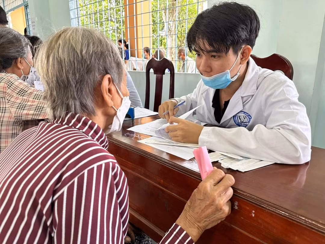 Sinh viên tình nguyện trường ĐH Y Dược TP. HCM khám bệnh cho người dân tại Gò Công Tây. Sinh viên tình nguyện trường ĐH Y Dược TP. HCM khám bệnh cho người dân tại Gò Công Tây.