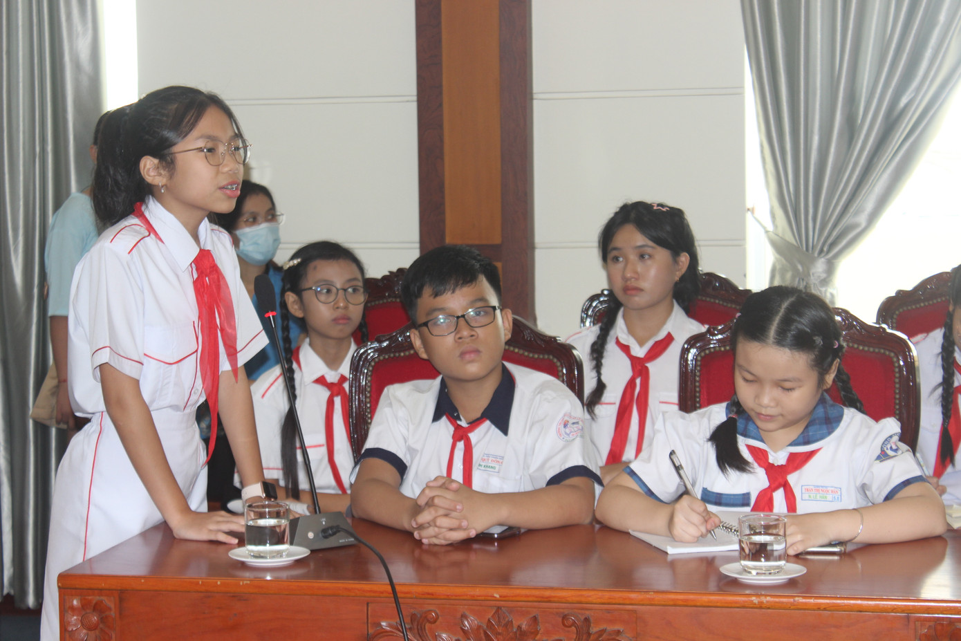 Nguyễn Khánh Vân (trường THCS trường Trần Đại Nghĩa) phát biểu tại kỳ họp. Nguyễn Khánh Vân (trường THCS trường Trần Đại Nghĩa) phát biểu tại kỳ họp.