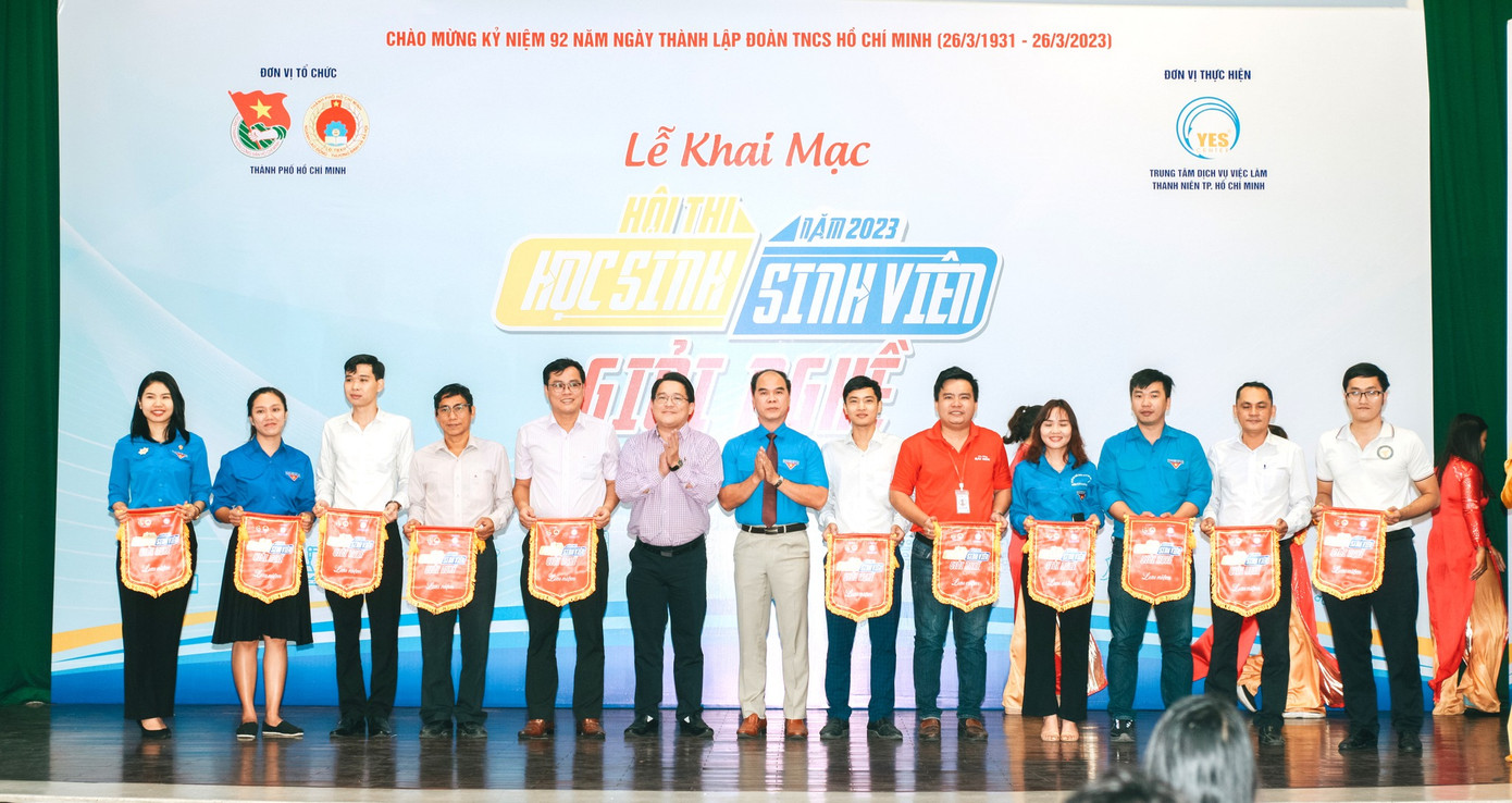 Các đội nhận cờ từ Ban Tổ chức hội thi. (Ảnh: TLTĐ)