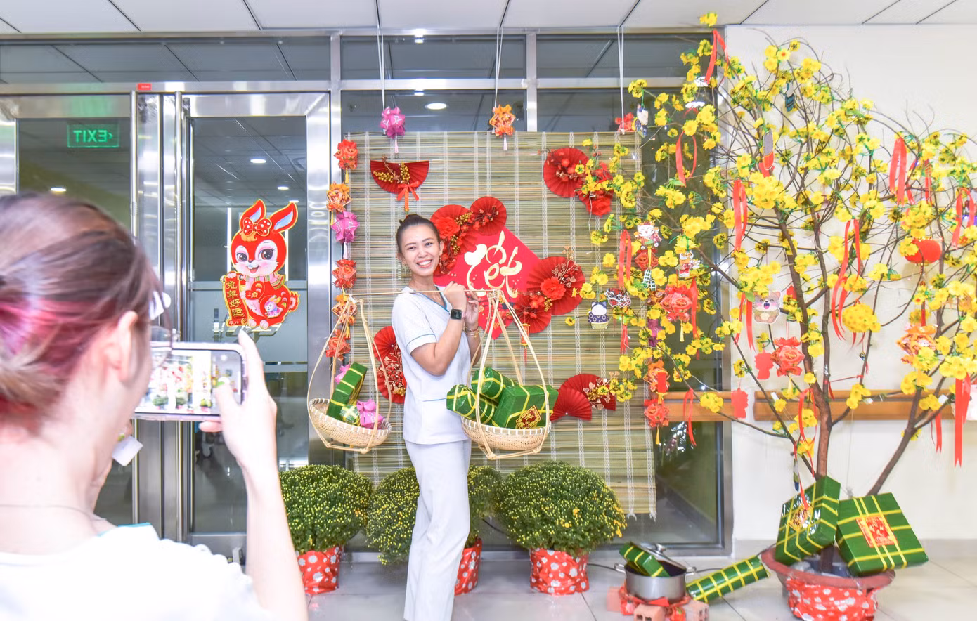 Chút niềm vui Xuân của cán bộ nhân viên khoa Phẫu thuật chi trên.