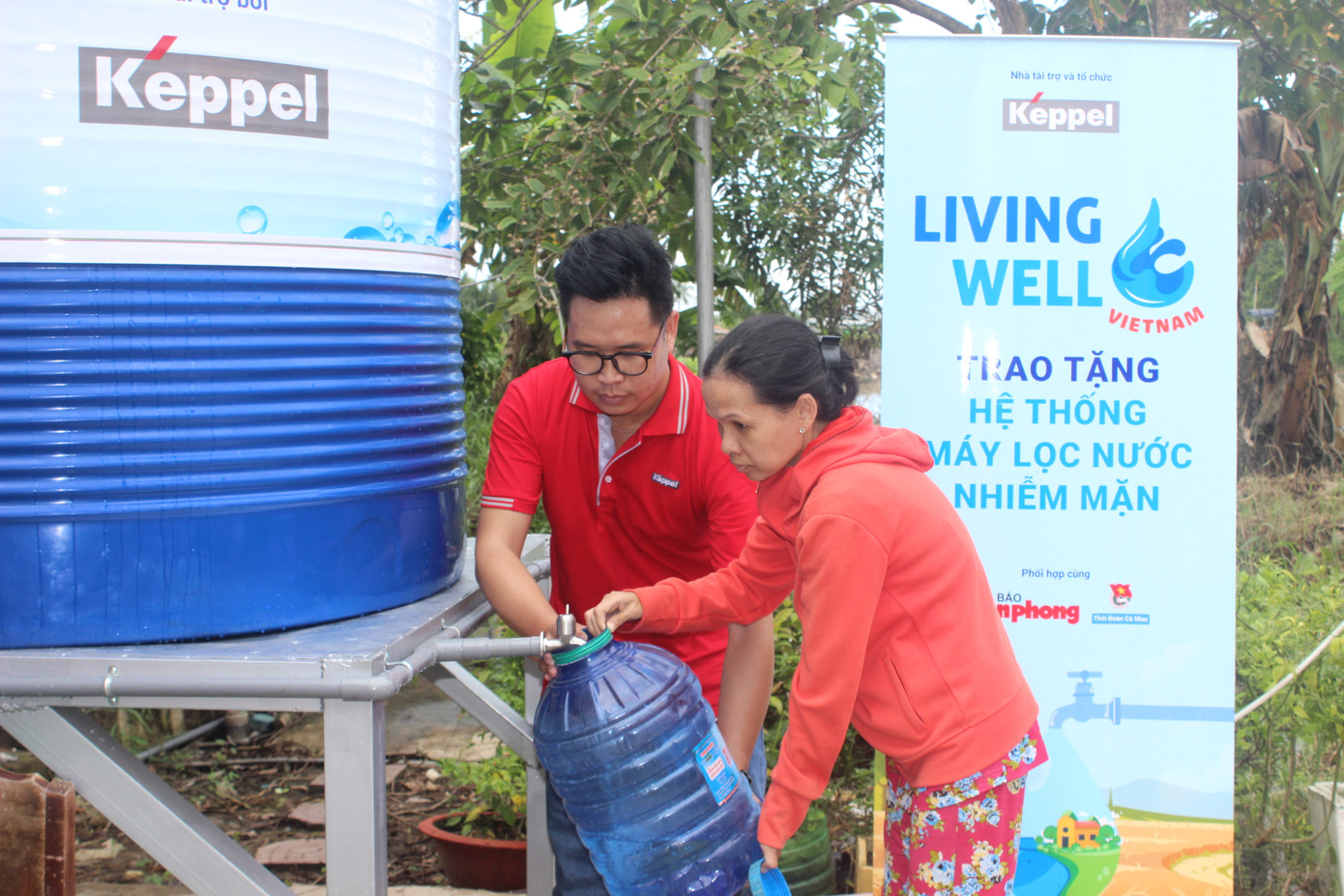 Người dân hồ hởi đến lấy nước tại hệ thống máy lọc nước nhiễm mặn được đặt ngay cạnh trụ sở UBND xã Tạ An Khương, huyện Đầm Dơi, tỉnh Cà Mau. Người dân hồ hởi đến lấy nước tại hệ thống máy lọc nước nhiễm mặn được đặt ngay cạnh trụ sở UBND xã Tạ An Khương, huyện Đầm Dơi, tỉnh Cà Mau.