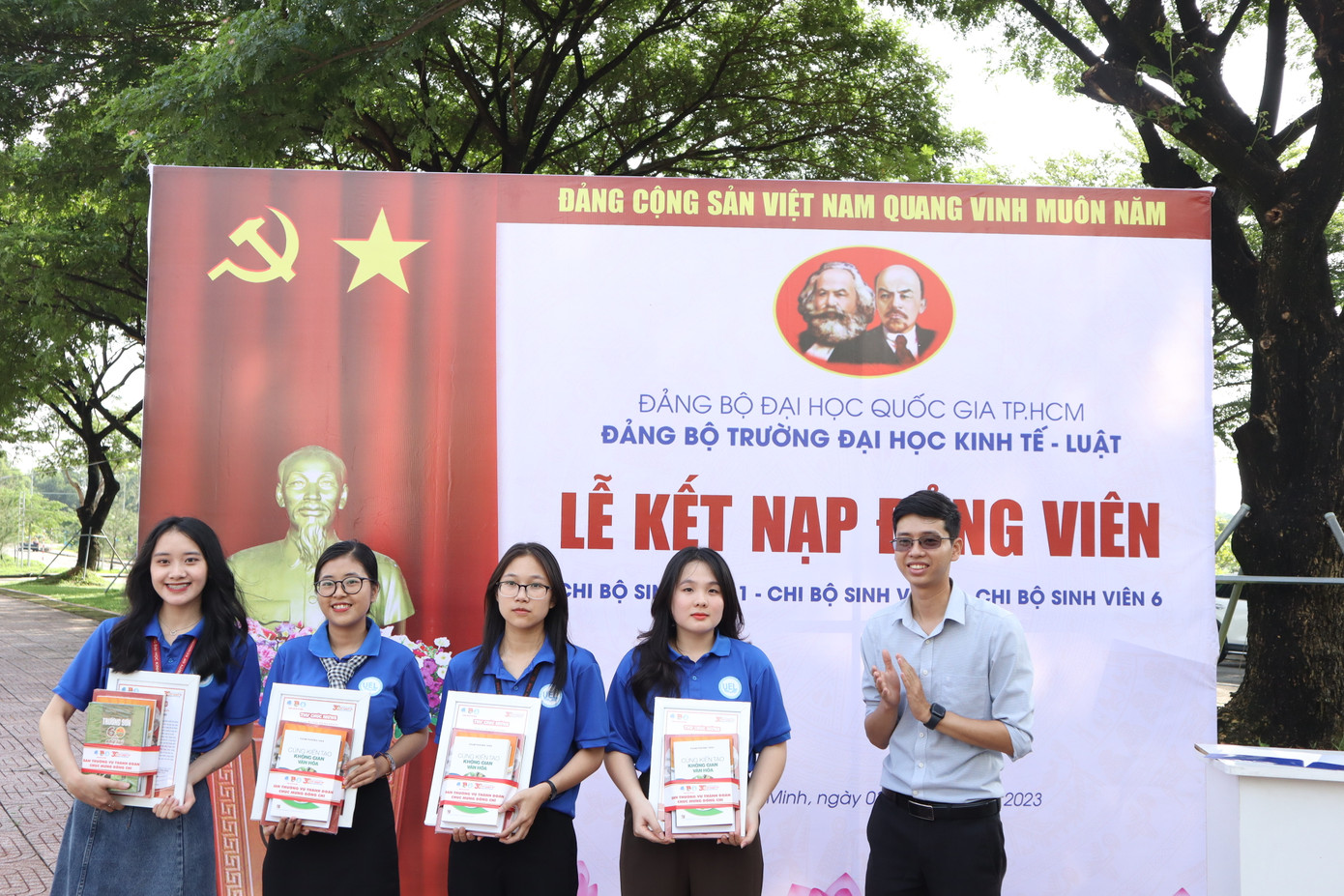 Anh Trương Văn An - Phó Bí thư thường trực Ban Cán sự Đoàn ĐHQG TP. HCM trao quà và thư cho các Đảng viên trẻ mới được kết nạp.