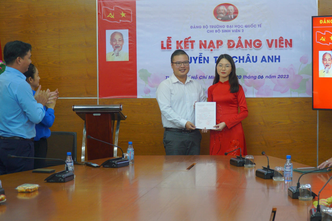 Châu Anh cho rằng, nỗ lực lớn nhất của cô chính là tìm được lý do để nỗ lực đứng vào hàng ngũ của Đảng. (Ảnh: NVCC) Châu Anh cho rằng, nỗ lực lớn nhất của cô chính là tìm được lý do để nỗ lực đứng vào hàng ngũ của Đảng. (Ảnh: NVCC)