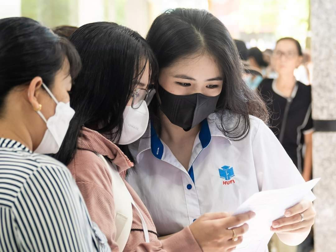 Sinh viên phấn khởi khi trường cho nghỉ Tết dài ngày.