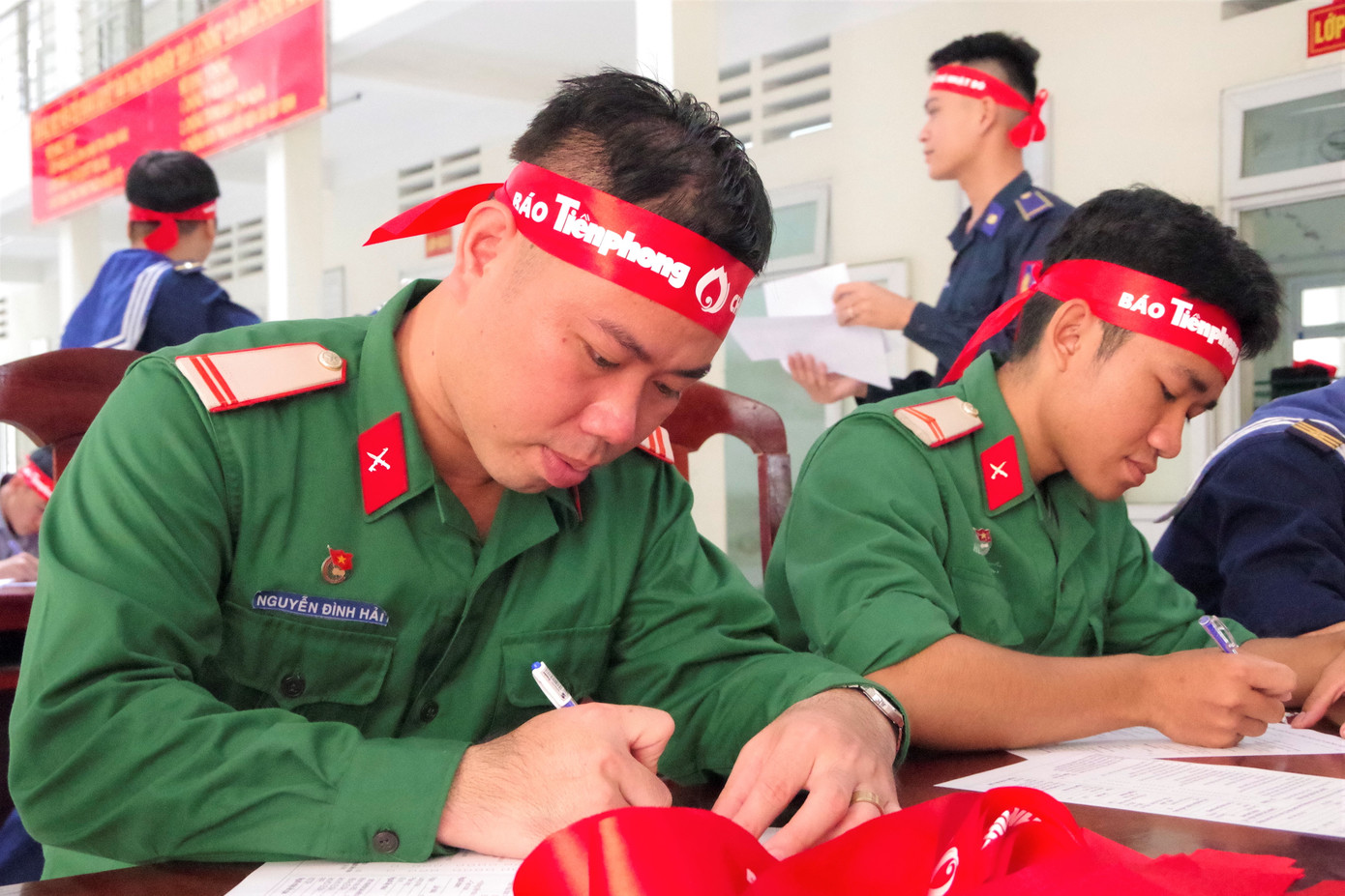 Cán bộ, chiến sĩ làm thủ tục và điền thông tin trước khi hiến máu. Ảnh: Như Ngọc