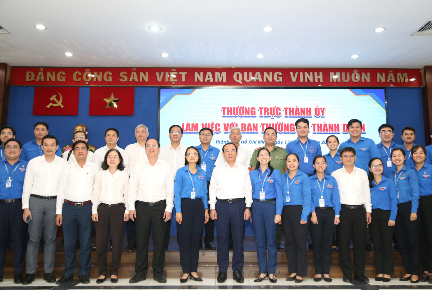Lãnh đạo Thành ủy TP. HCM chụp hình cùng Ban Thường vụ Thành Đoàn TP. HCM.