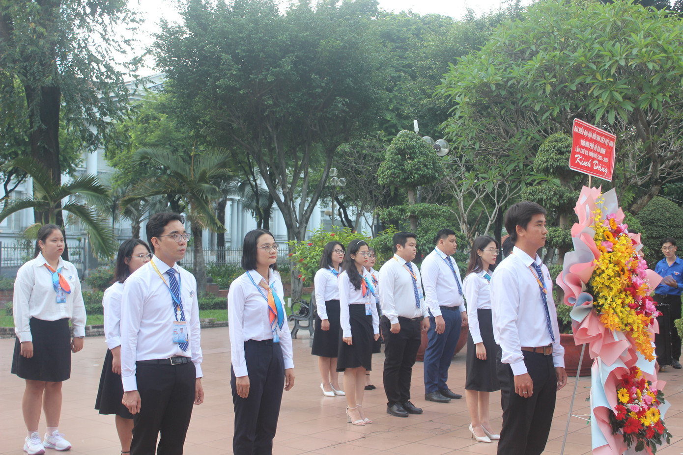 Các đại biểu dâng hoa trước tượng đài Anh hùng Lực lượng vũ trang nhân dân Trần Văn Ơn. Các đại biểu dâng hoa trước tượng đài Anh hùng Lực lượng vũ trang nhân dân Trần Văn Ơn.