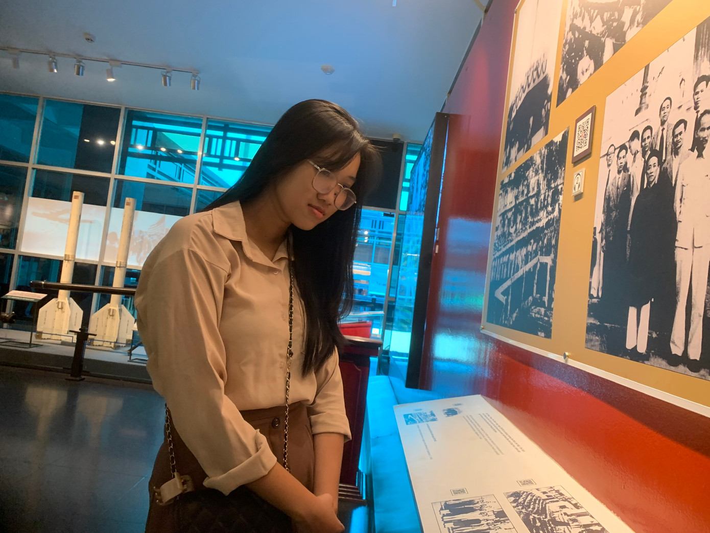 Thảo Quân (năm thứ nhất, trường ĐH KHXH&NV, ĐHQG TP. HCM) chăm chú đọc thông tin tại Bảo tàng Chứng tích Chiến tranh (Q. 3). Thảo Quân (năm thứ nhất, trường ĐH KHXH&NV, ĐHQG TP. HCM) chăm chú đọc thông tin tại Bảo tàng Chứng tích Chiến tranh (Q. 3).