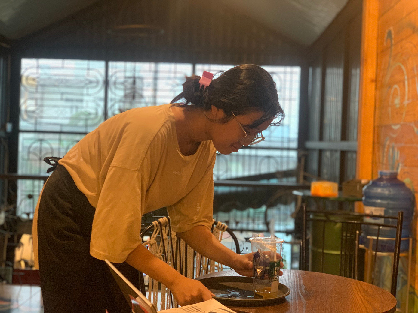 Thảo Quân (năm thứ nhất, trường ĐH KHXH&NV, ĐHQG TP. HCM) làm thêm tại một quán cà phê khi nghỉ Hè. Thảo Quân (năm thứ nhất, trường ĐH KHXH&NV, ĐHQG TP. HCM) làm thêm tại một quán cà phê khi nghỉ Hè.