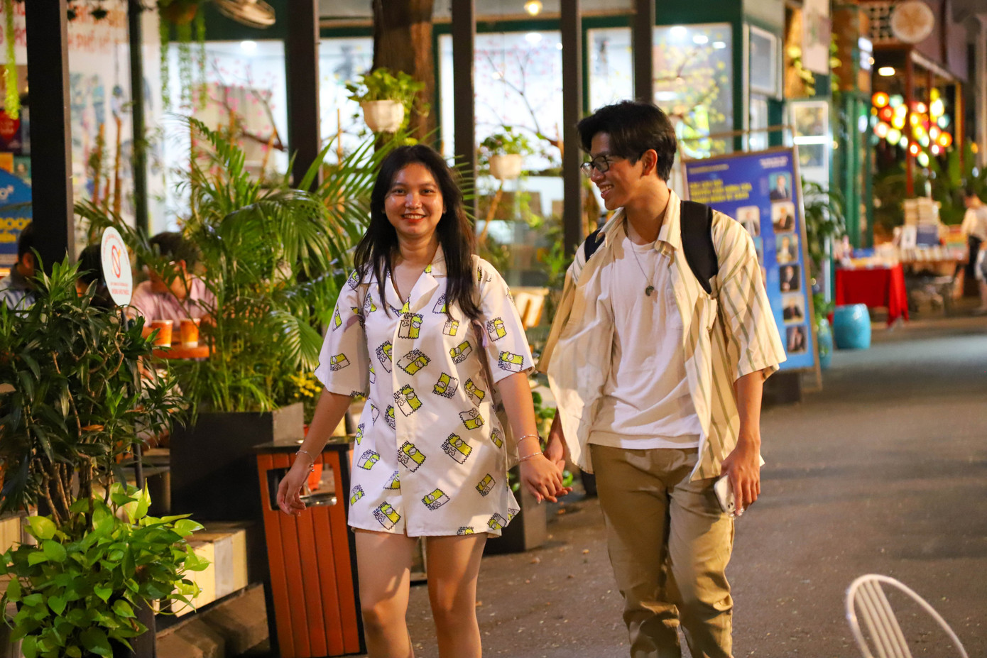 Đôi bạn Khánh Vân và Trọng Hiếu tay trong tay, cùng nhau đi dạo và trò chuyện. “Mình và bạn trai đã hẹn nhau từ trước đó, vì vậy ngay sau khi tan làm, chúng mình đã nhanh chóng gặp nhau để đi chơi. Vì đi chơi vào khung giờ mọi người tan làm nên việc di chuyển của tụi mình cũng hơi khó khăn, đặc biệt là tại các tuyến đường trung tâm kẹt xe rất nhiều”, Khánh Vân chia sẻ.