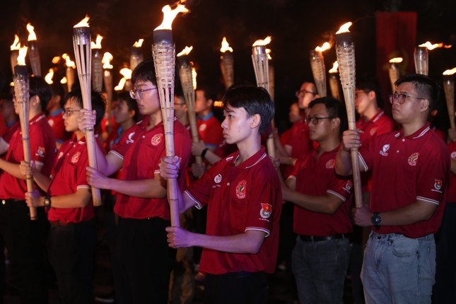 Nghi thức tiếp đuốc của thế hệ trẻ TP. HCM.