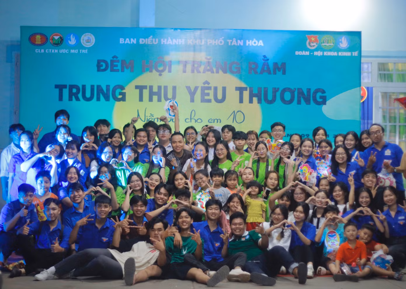 Đông đảo sinh viên, thành viên CLB và Đoàn phường phối hợp tổ chức chương trình.