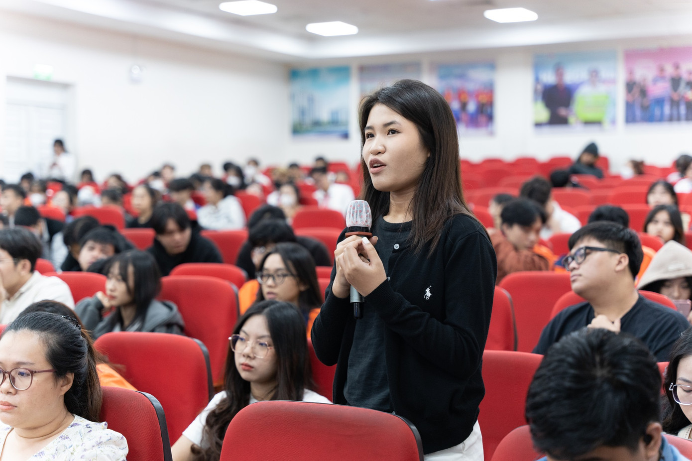 Sinh viên đặt câu hỏi trong buổi trò chuyện. Sinh viên đặt câu hỏi trong buổi trò chuyện.