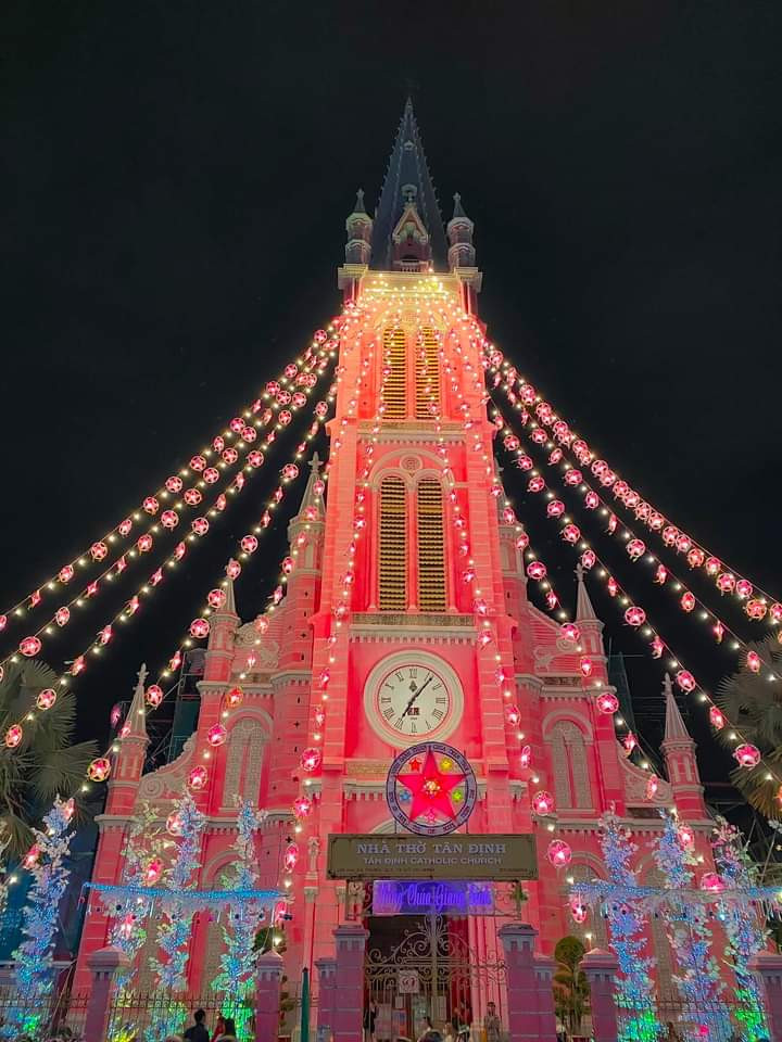 Nhà thờ Tân Định lung linh sắc màu vào dịp lễ Giáng Sinh.