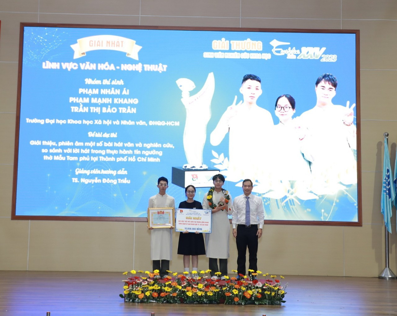 Nhóm nghiên cứu đoạt giải Nhất Giải thưởng Euréka 2023, với đề tài “Giới thiệu, phiên âm một số bài hát văn và nghiên cứu, so sánh với lời hát trong thực hành tín ngưỡng thờ Mẫu Tam phủ tại TP. HCM”. Nhóm nghiên cứu đoạt giải Nhất Giải thưởng Euréka 2023, với đề tài “Giới thiệu, phiên âm một số bài hát văn và nghiên cứu, so sánh với lời hát trong thực hành tín ngưỡng thờ Mẫu Tam phủ tại TP. HCM”.