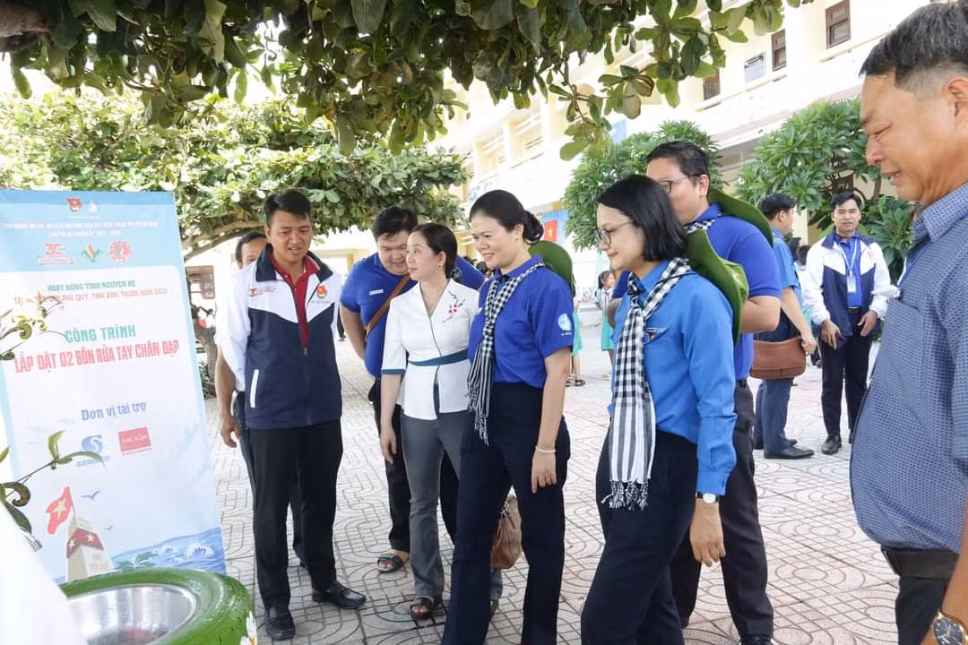 Đoàn khánh thành công trình lắp đặt 2 bồn rửa tay chân đạp tại trường Tiểu học Long Hải, xã Long Hải.