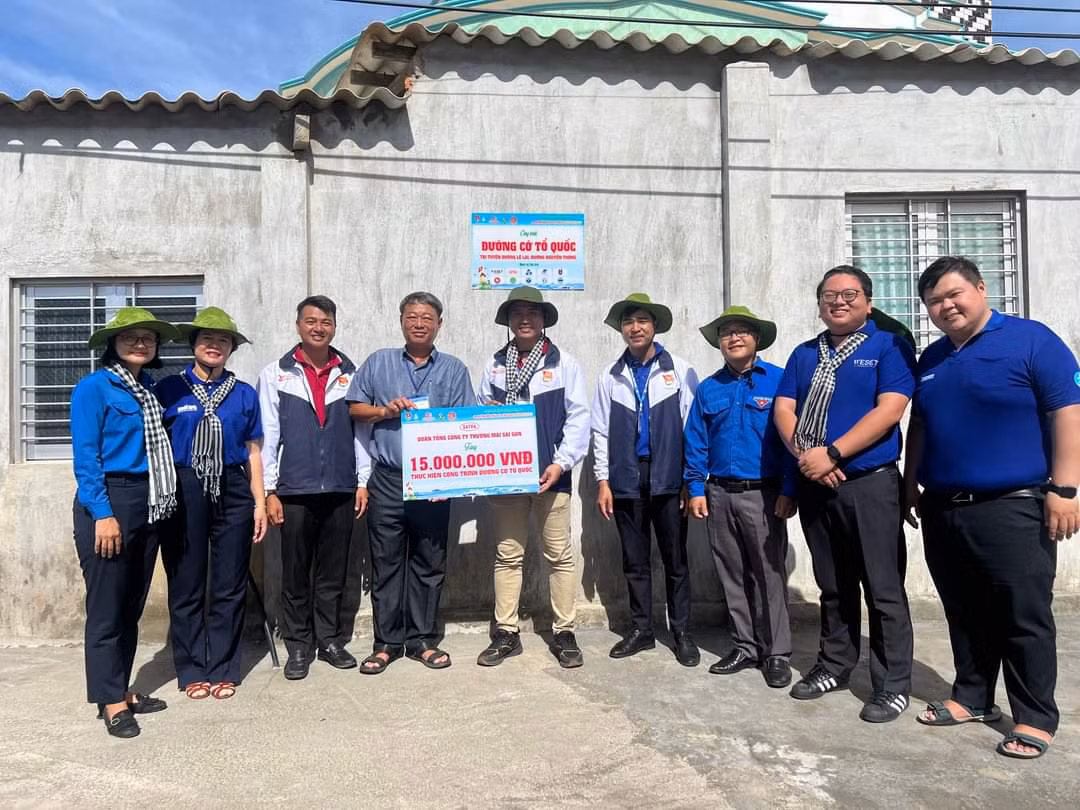 Đoàn tham gia khánh thành và bàn giao công trình đường cờ Tổ quốc tại 2 tuyến đường Nguyễn Thông và Lê Lai, xã Long Hải.